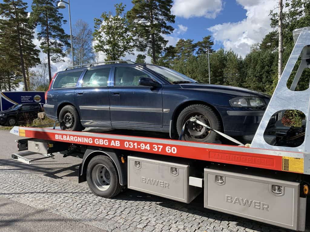Bilskrot bärgar bort uttjänt bil i Mölndal